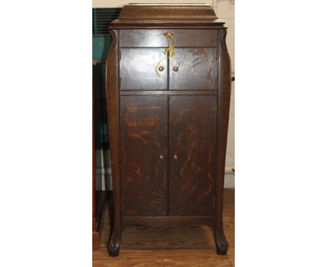 A Vintage Gramophone. In an Oak Case. Circa 1920 .By The gramaphone Company Ltd.  103cm x 46cm x57cm 