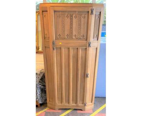 A Good Victorian Light Oak Wardrobe. Late 19th century. With linen fold coving. 