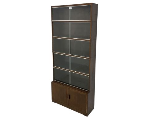 Mid-20th century Globe Wernicke design oak stacking bookcase, fitted with five tiers, each enclosed by glazed sliding doors, 