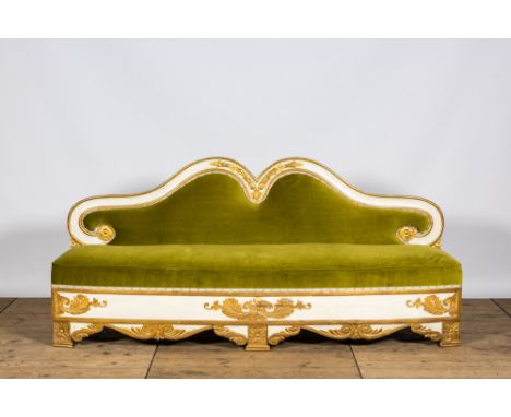Full title: A Neoclassical style gilt and patinated wooden sofa, 19th C.Description:H 94 x L 213 x D 55 cm