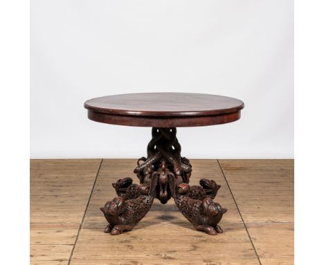 Full title: An Anglo-Indian colonial table on a well-carved stand with lions and peacocks, 19th C.Description:H 75 x Dia 99 c