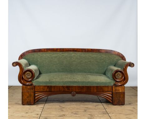 Full title: A mahogany Biedermeier sofa, 19th C.Description:H 98 x L 211 x D 66,5 cm