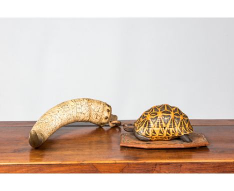 Full title: An engraved horn powder flask and a turtle box and cover with wood inlay, 19th and 20th C.Description:L 51 cm (ho