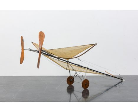 Full title: A scale model or prototype of a pioneer period aircraft, early 20th C.Description:H 18 x L 75,5 x D 83 cmAbout th