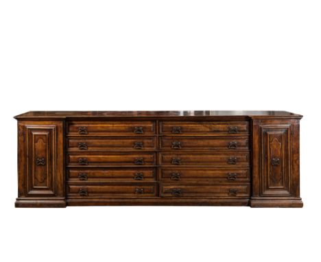 Full title: An imposing Italian walnut sacristy commode, 17th C.Description:H 107 x L 330 x D 95 cmAbout this sale: Paul De G