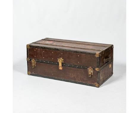 Full title: A large leather travel trunk with interior compartments, ca. 1900Description:H 44,5 x L 111,5 x D 54 cmAbout this