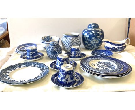 Selection vintage and later blue and white pottery 