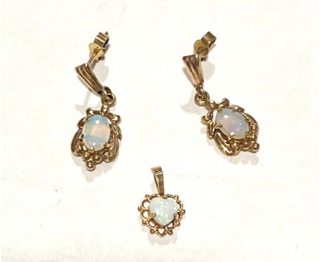 2 x 9ct Gold opal jewellery inc. earrings, pendant, approximate weight 2.4g 