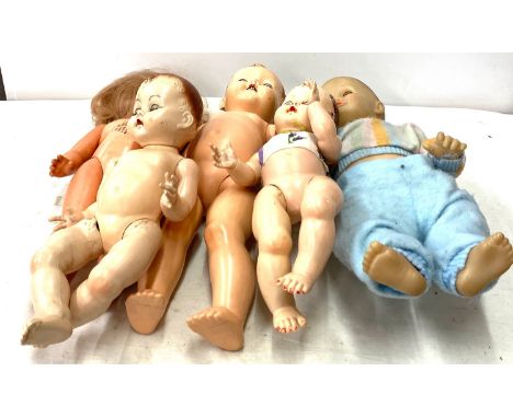 Selection of assorted vintage dolls 