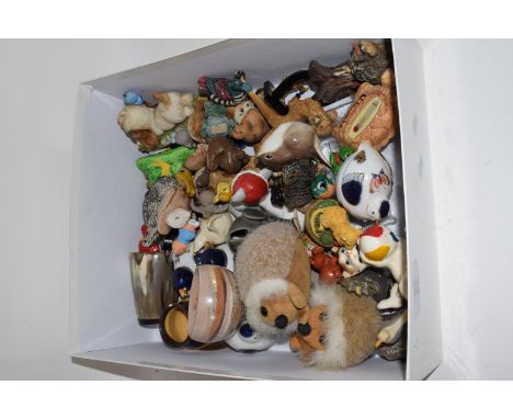 TRAY CONTAINING CERAMIC ITEMS, MAINLY SMALL ANIMALS ETC
