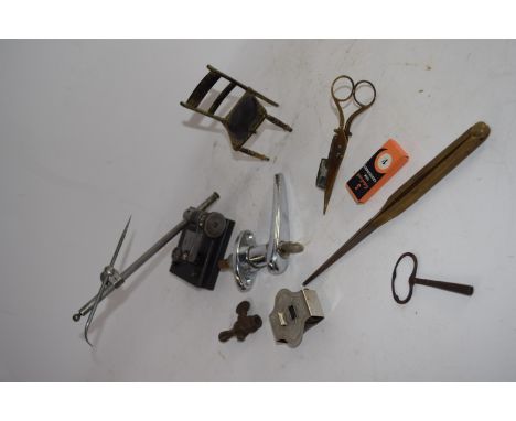 SMALL BOX CONTAINING LOCKABLE DOOR HANDLE, SCISSORS, DIVIDERS, SMALL METAL MODEL OF A CHAIR 