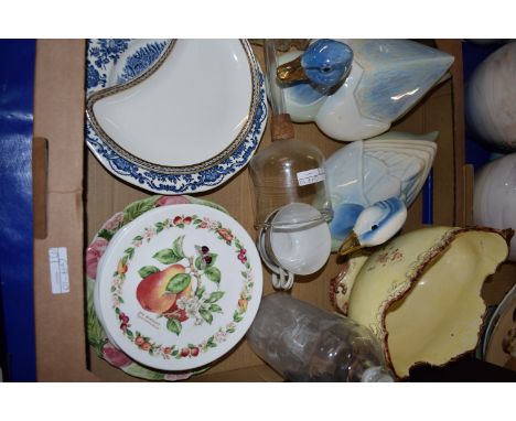 TRAY CONTAINING CERAMICS, TWO POTTERY MODELS OF DUCKS, FRUIT MODELLED PLATES BY ROYAL WORCESTER FROM THE ORCHARD FRUITS COLLE