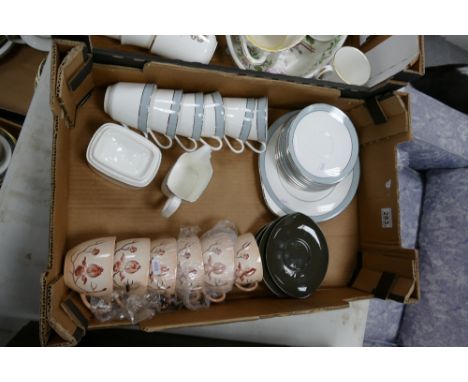 A mixed collection of items to include Carltonware embossed teacups in the Australian pattern together with Royal Doulton Etu