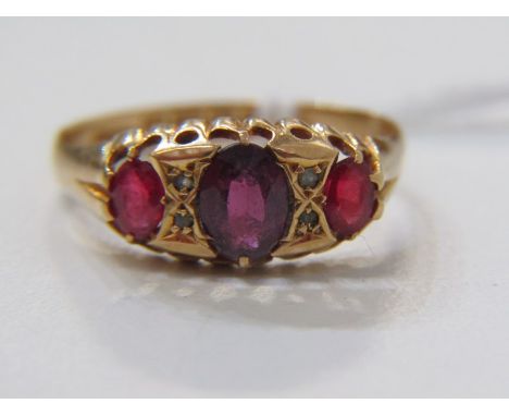 AMETHYST &amp; GARNET 3 STONE RING, vintage 18ct gold 3 stone graduated ring, set with central amethyst &amp; flanked by 2 ga