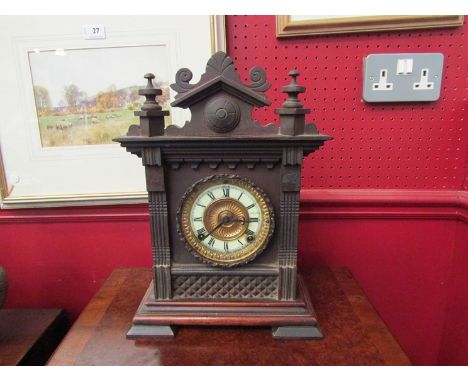 An early to mid 20th Century mantel clock