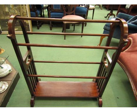 An Edwardian crossbanded mahogany five bar towel rail with shaped ends united by an under-shelf