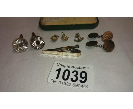 2 pairs of gold on silver cufflinks & tie clip, a silver anchor & pair of hedgehog earrings (approximate total 21gms)