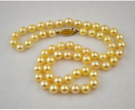 A single row of cultured pearl uniform necklace on 9ct snap