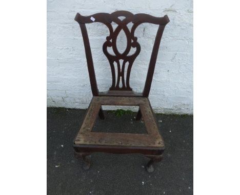 A George III mahogany 'Chippendale style' splat back dining chair raised upon cabriole front supports. 