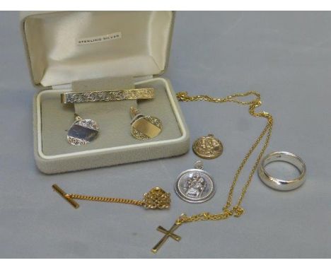 An assortment of 9ct and 18ct gold jewellery, a silver ring, tie clip and cufflinks etc. 