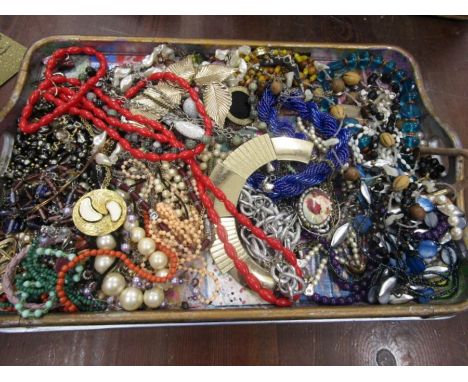 70 vintage beads and necklaces etc  no breaks