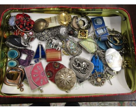 collection vintage pendants approx 48