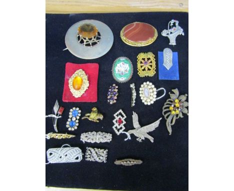 A collection of vintage brooches inc art deco