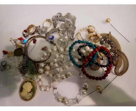 Mixed costume jewellery. UK P&amp;P Group 1 (£16+VAT for the first lot and £2+VAT for subsequent lots) 