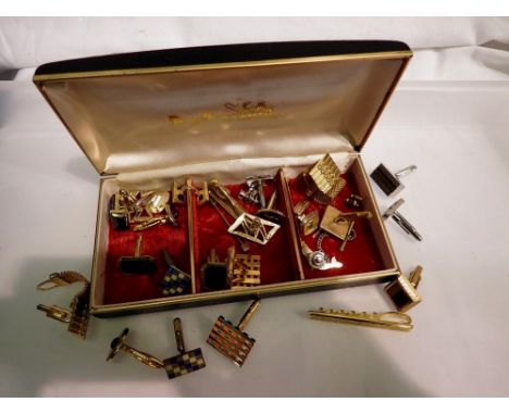 Box of mixed cufflinks. UK P&amp;P Group 1 (£16+VAT for the first lot and £2+VAT for subsequent lots) 
