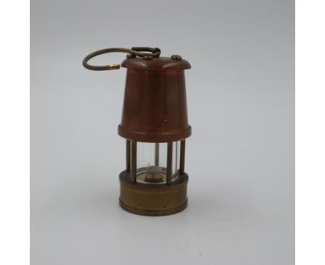 Copper and brass small miners lamp, height 10cm. UK P&amp;P Group 1 (£16+VAT for the first lot and £2+VAT for subsequent lots