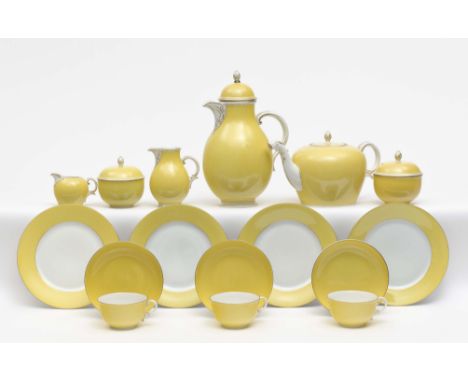 Kaffee-Teeservice, 36 TeileNymphenburg, nach 1975 Porzellan. Gelber Fond, Goldstaffage. Kannen und Zuckerdosen mit Pinienknop