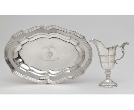 Lavabo bestehend aus Helmkanne und PlatteBautzen, 18. Jh., Meister JAB (?) Silber. Passig gerippte Helmkanne mit Volutengriff