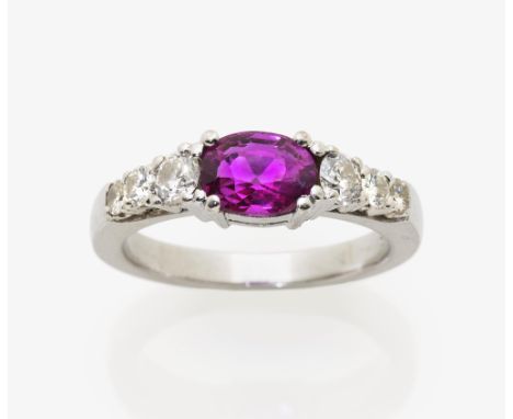 Ring mit Rubin und BrillantenWeißgold 750/-, gestempelt. 6 Brillanten, zus. ca. 0,50 ct., W-TCR (H-J), VS-SI. 1 Rubin im Ceyl