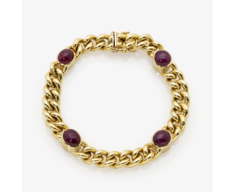 Panzerkettenarmband mit RubinenItalien Gelbgold 750/-, gestempelt. 4 Rubine im ovalen Cabochonschliff, zus. ca. 8 ct. 1 Rubin