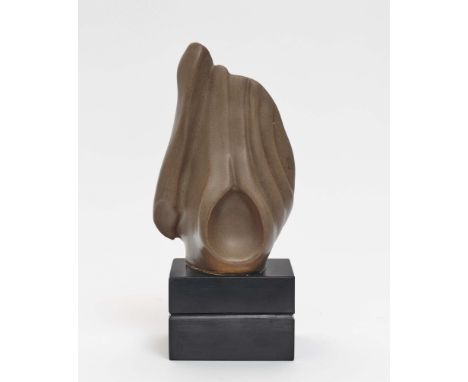 "Abstrakte Form", 1960er JahreAmar Nath Sehgal (1922 Attock-2007 Neu-Dehli) Terracotta, hellbraun glasiert. Schwarzer Marmors