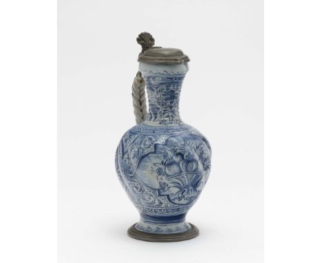 EnghalskrugNürnberg, 1723 - 1763 Fayence. Zinndeckel und -montierung, monogrammiert E.S.M. Schräg gerippte Laibung auf Rundfu