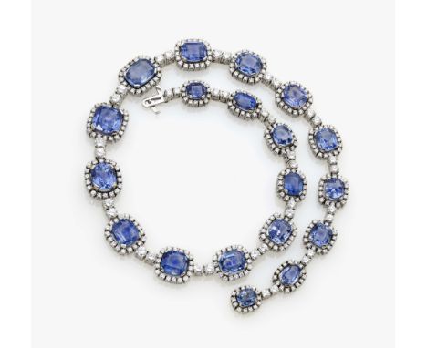 Entourage-Collier mit azurblauen Saphiren und BrillantenDeutschland, 1970er Jahre Weißgold 750/-, gestempelt, Juwelierpunze O