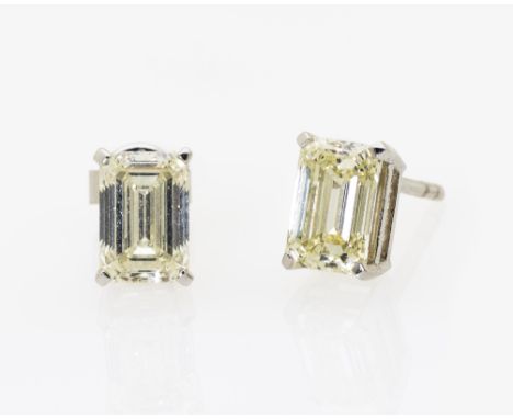 Ein Paar Ohrstecker mit Diamanten im Emerald CutDeutschland Weißgold 750/-, gestempelt. 2 Diamanten im Emerald Cut, zus. ca. 