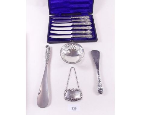 A set of six silver tea knives cased, two silver handled shoe horns, a silver sherry label and a trinket box 