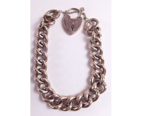 A 9 carat gold chain link bracelet - 15g