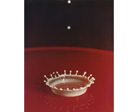 Edgerton, Harold -- "Milk Drop Coronet". 1957. Vintage chromogenic print on Kodak paper. 25 x 20,3 cm. EG &amp; G. Inc. (Edge