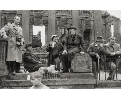 Fischer, Arno -- "Ost-Berlin, Unter den Linden". 1956/printed later. Gelatin silver print. 15 x 22 cm (18 x 24 cm). Signed by