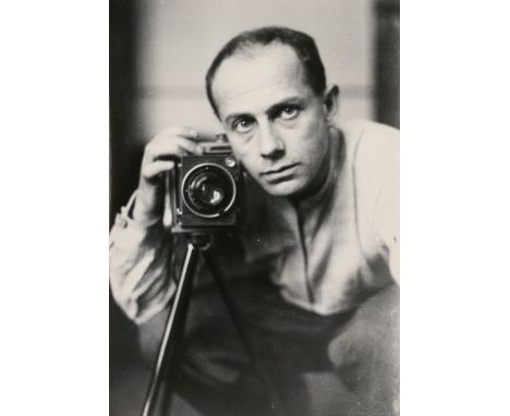 Citroen, Paul -- Self-Portrait. 1932/printed 1970s. Gelatin silver print. 17,5 x 12,4 cm (29,3 x 20,5 cm). Mounted in corners