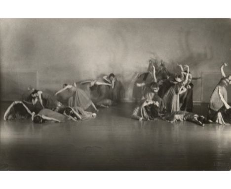 Rudolph, Charlotte -- Scene from Mary Wigman's "Chorische Studien". 1929. Vintage gelatin silver print. 14,8 x 22,5 cm. Photo