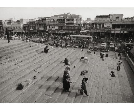 Klemm, Barbara -- Delhi, India. 1982. Gelatin silver print. 28,8 x 40,5 cm. Signed, titled and dated by the photographer in p