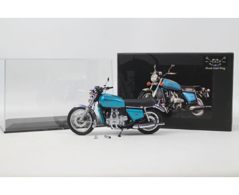 Minichamps - Honda Goldwing - Diecast Models. Minichamps: A 1:12 Scale Model of a Honda Goldwing 1975 Blue/Green, Manufacture