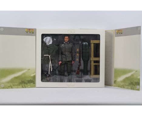 Dragon - A boxed Dragon #7200 1:6 scale WW2 Eastern Front 1943 "Lang", Heer Schweres Wurfgerat 41 and Rocket Crew, (Obergefre