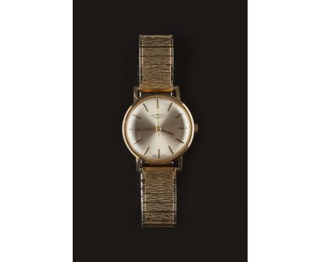 A GENTLEMAN'S 9CT GOLD CASED WRISTWATCH BY ROTARY, the circular signed silvered dial with baton markers, to a manual wind mov