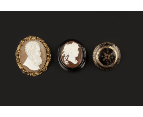 A SMALL COLLECTION OF VICTORIAN JEWELLERY,  comprising an oval shell cameo brooch, carved to depict the profile of a bearded 