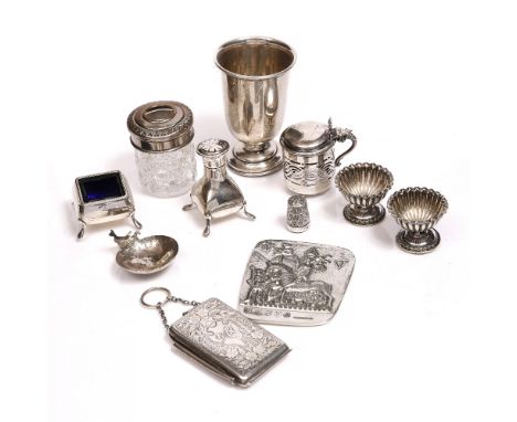 AN ASSORTMENT OF SMALL SILVER ITEMS TO INCLUDE: a reproduction Canterbury Pilgrims Token, a pair of miniature salt cellars, c